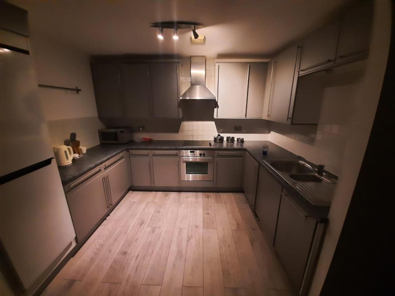 Room In Cardiff City Center - Swiftstay Εξωτερικό φωτογραφία