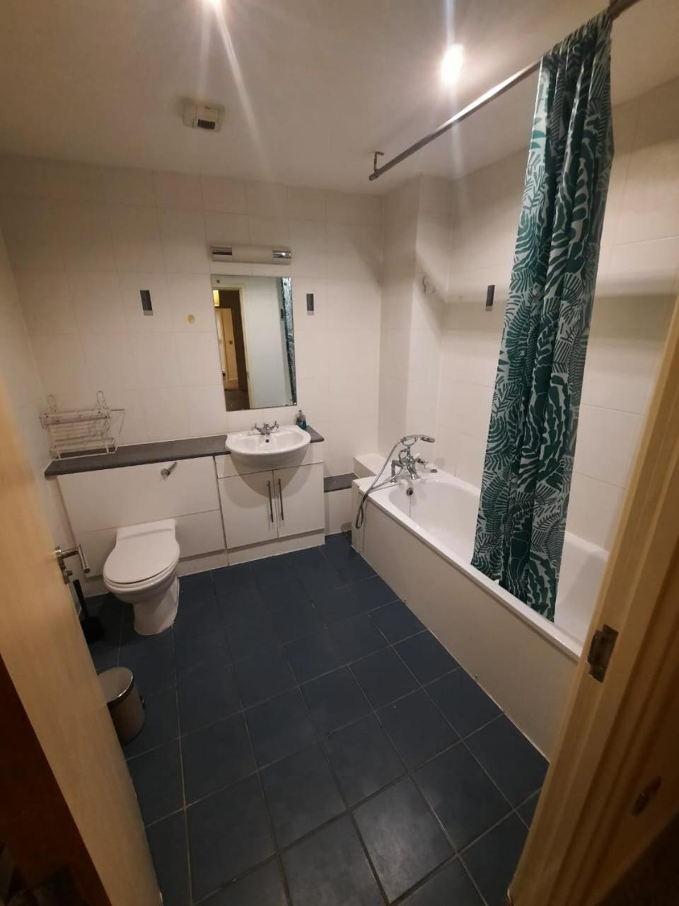 Room In Cardiff City Center - Swiftstay Εξωτερικό φωτογραφία