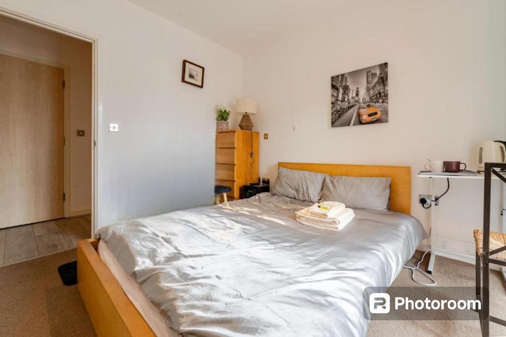 Room In Cardiff City Center - Swiftstay Εξωτερικό φωτογραφία